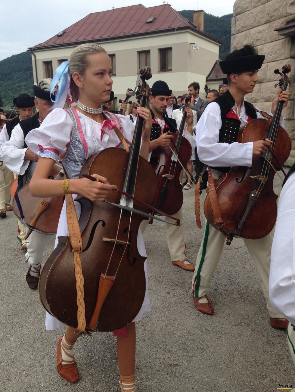 K festivalu patrí aj sprievod ulicami.
