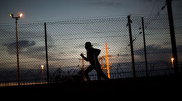 Stovky migrantov sa chceli opäť dostať z Calais do Británie