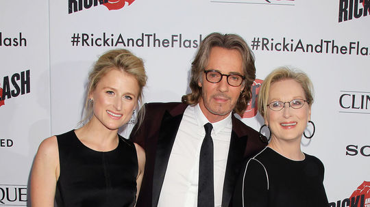 Herečka Meryl Streep (vpravo) pózuje s dcérou a...