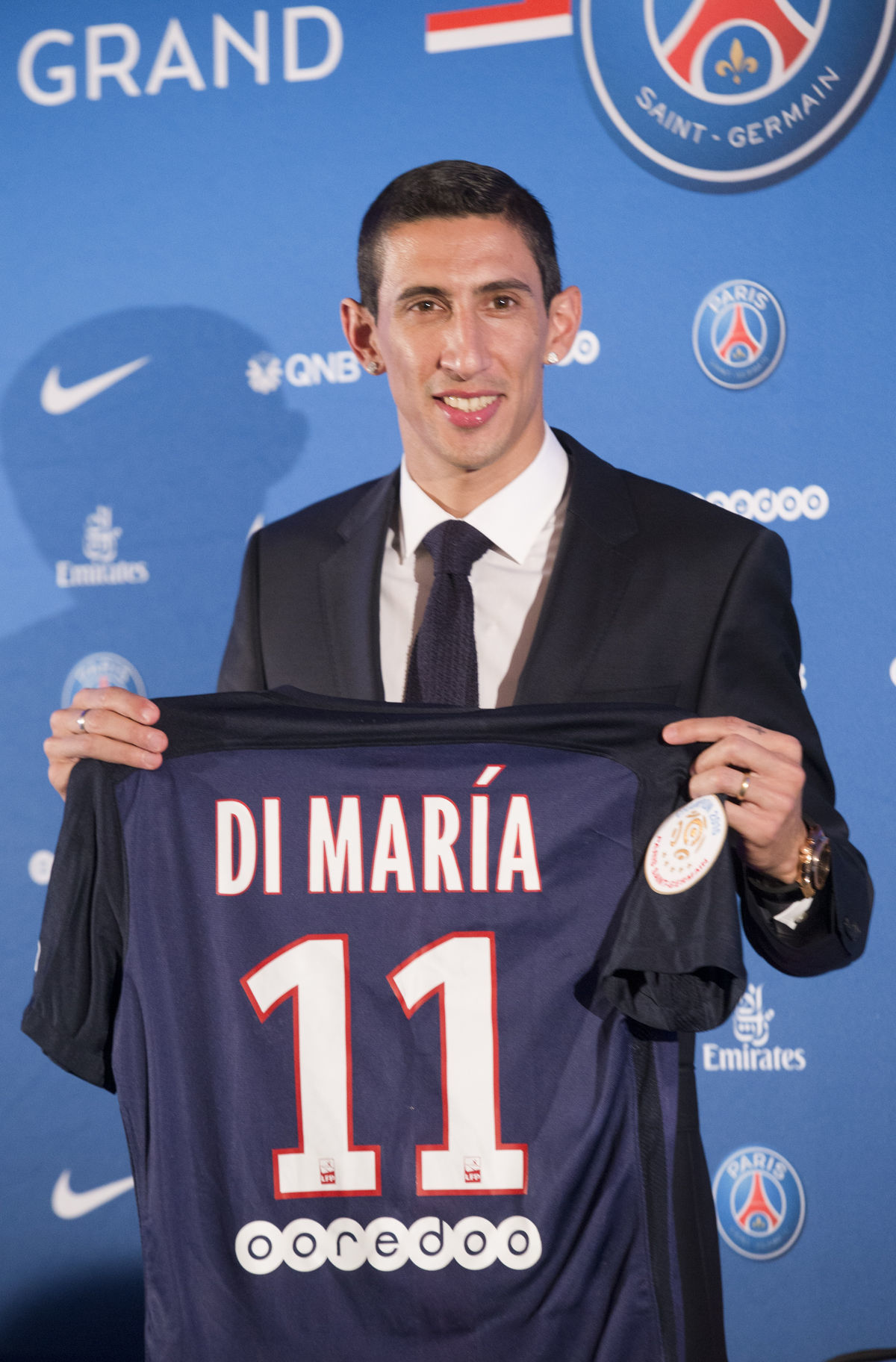 Ángel Di María pózuje s dresom Paríža St. Germain.