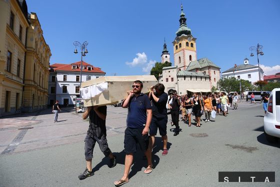 Pred Úradom Banskobystrického samosprávneho...