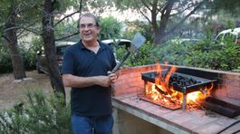 Joel Diaz, šéf Francúzsko-slovenskej spoločnosti v Paulhame griluje