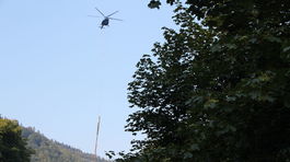 Strečno: Stromy, ktoré by mohli spadnúť na cestu, odviezol vrtuľník