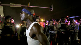 Počas pochodu za zabitého černocha vo Fergusone sa strieľalo