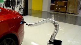 Tesla ukázala automatickú nabíjačku. Vyzerá ako had