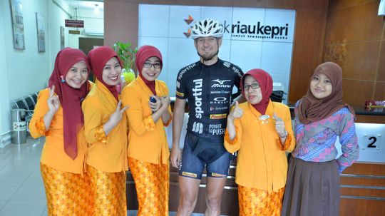 S bankovými úradníčkami na Sumatre.