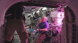 Ruskí kozmonauti dostali po výstupe do kozmu šalát