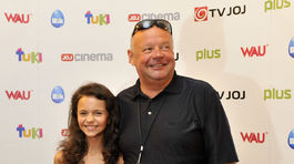 Divoké kone. A okrem nich? Ivan Vojtek trávi leto prerábaním domu