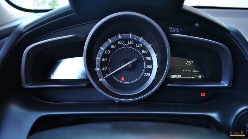Nižšia výbava má v strede tachometer. Otáčkomer...