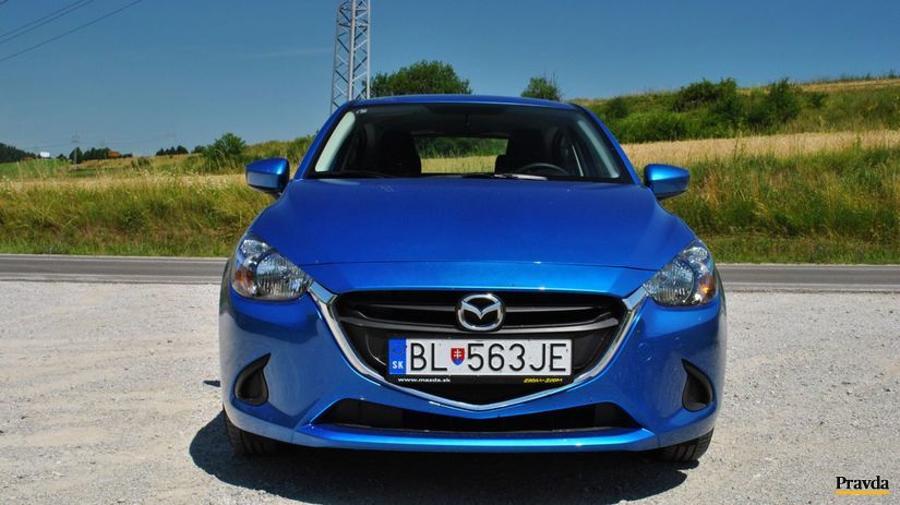 Malá Mazda má zdravo rozhnevaný výraz.