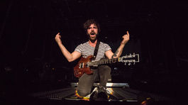 Spevák skupiny Foals Yannis Philippakis počas koncertu na festivale Grape 2015.