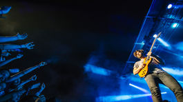 Spevák skupiny Foals Yannis Philippakis počas koncertu na festivale Grape 2015.