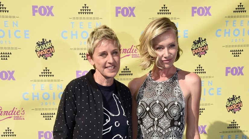 Moderátorka Ellen DeGeneres (vľavo) a jej...
