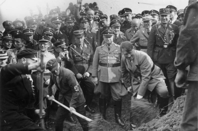 Hitler pri slávnostnom výkope diaľnice vo...