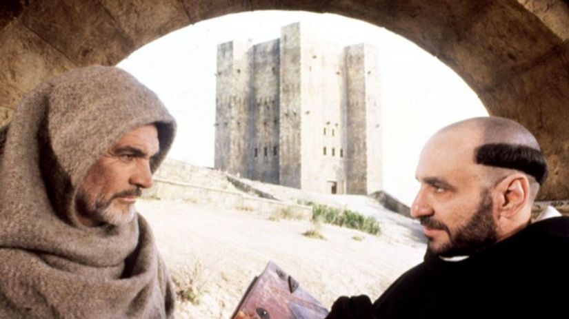 Vo filme Meno ruže.