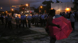 Americké St. Louis pobúrila ďalšia streľba policajta