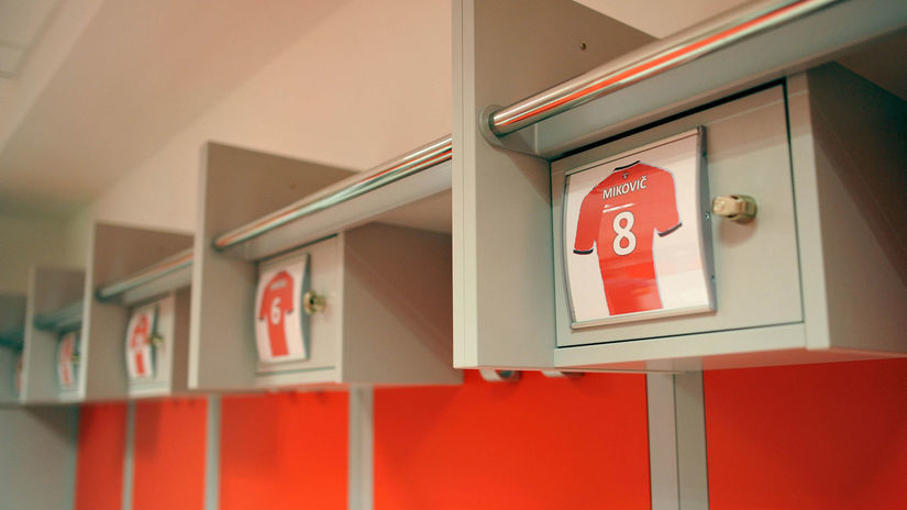 V šatni má každý hráč Spartaka svoju menovku.