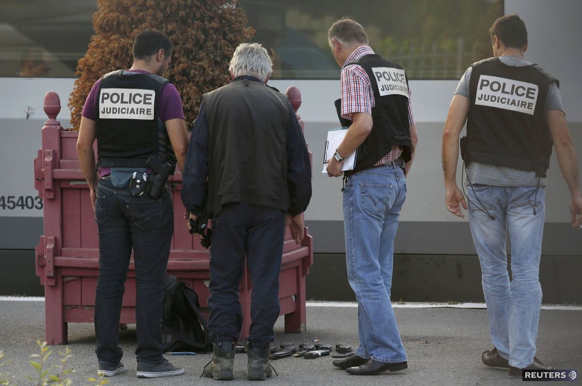 Polícia na nástupišti vo francúzskom meste Arras.