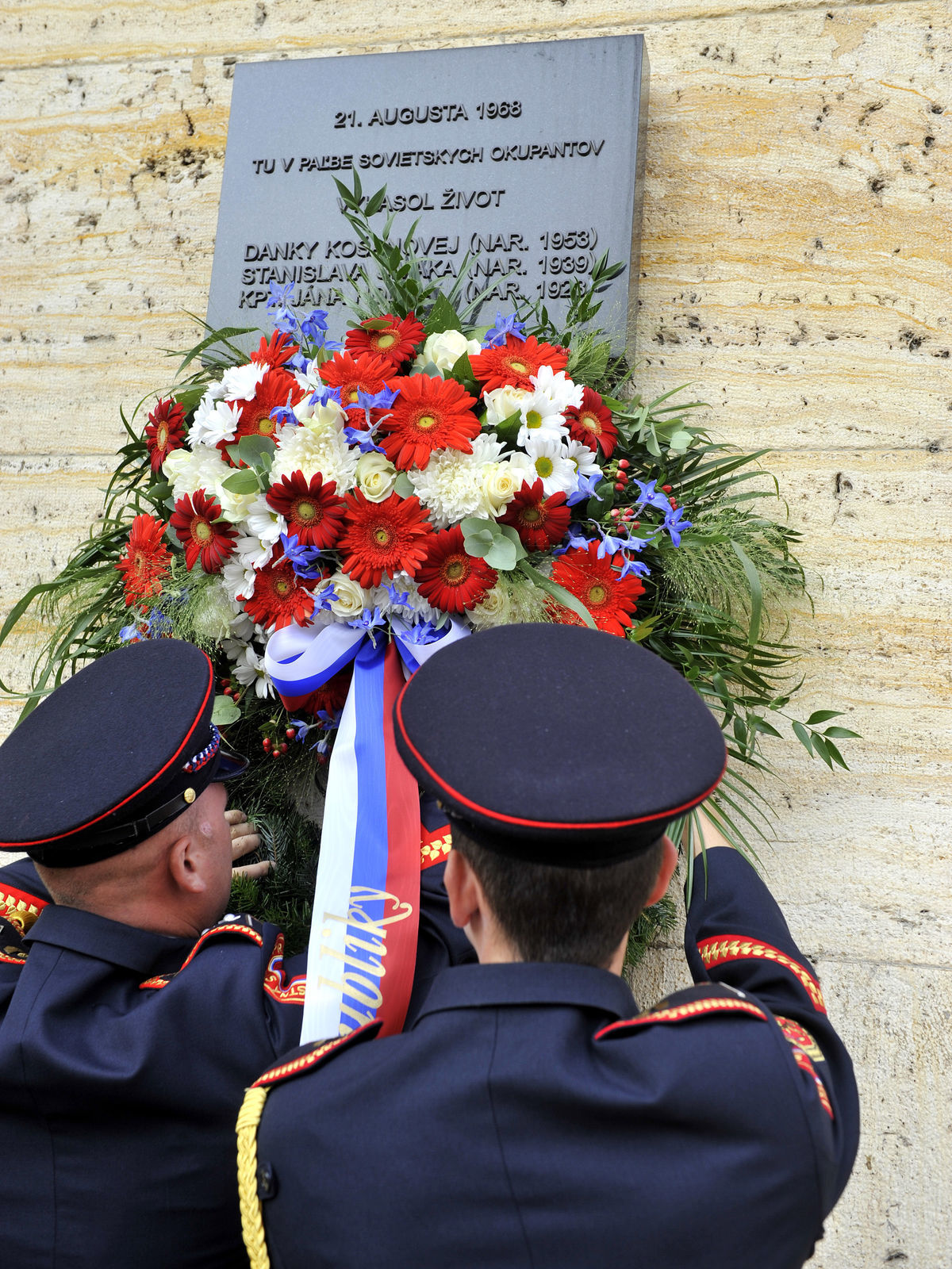 Vojaci čestnej stráže počas pietnej spomienky...