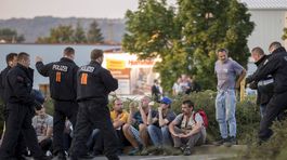 Pred azylovým domom v Heidenau pokračovali výtržnosti