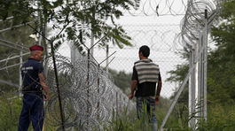 Maďarská polícia hlási utečenecký rekord, Sofia vysiela obrnencov