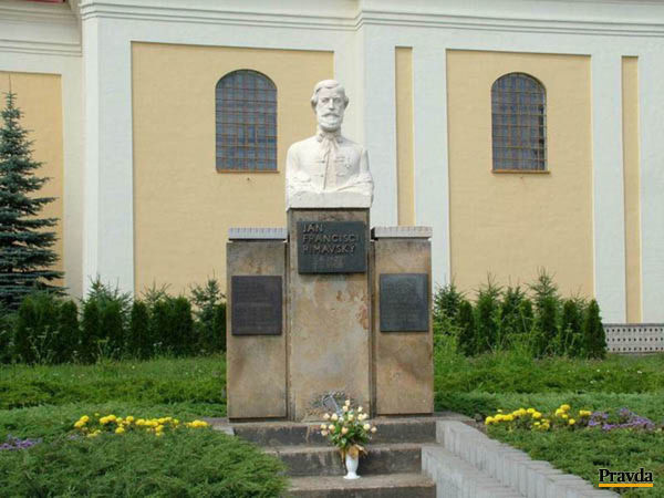 Pamätný kameň na mieste, kde stál v Hnúšti...