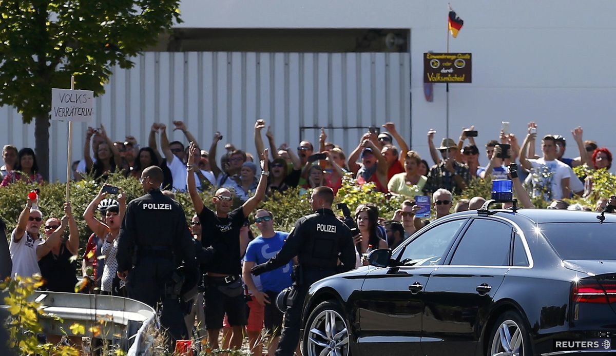 Počas Merkelovej návštevy protestovalo proti...