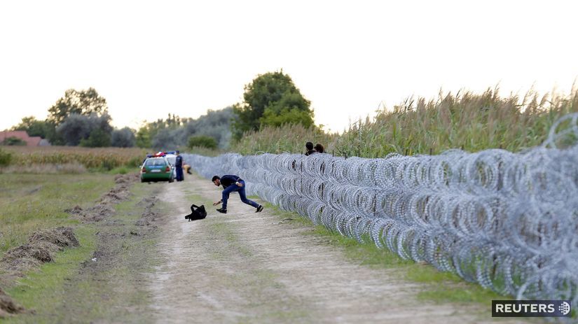 utečenci, migranti, plot, maďarsko,