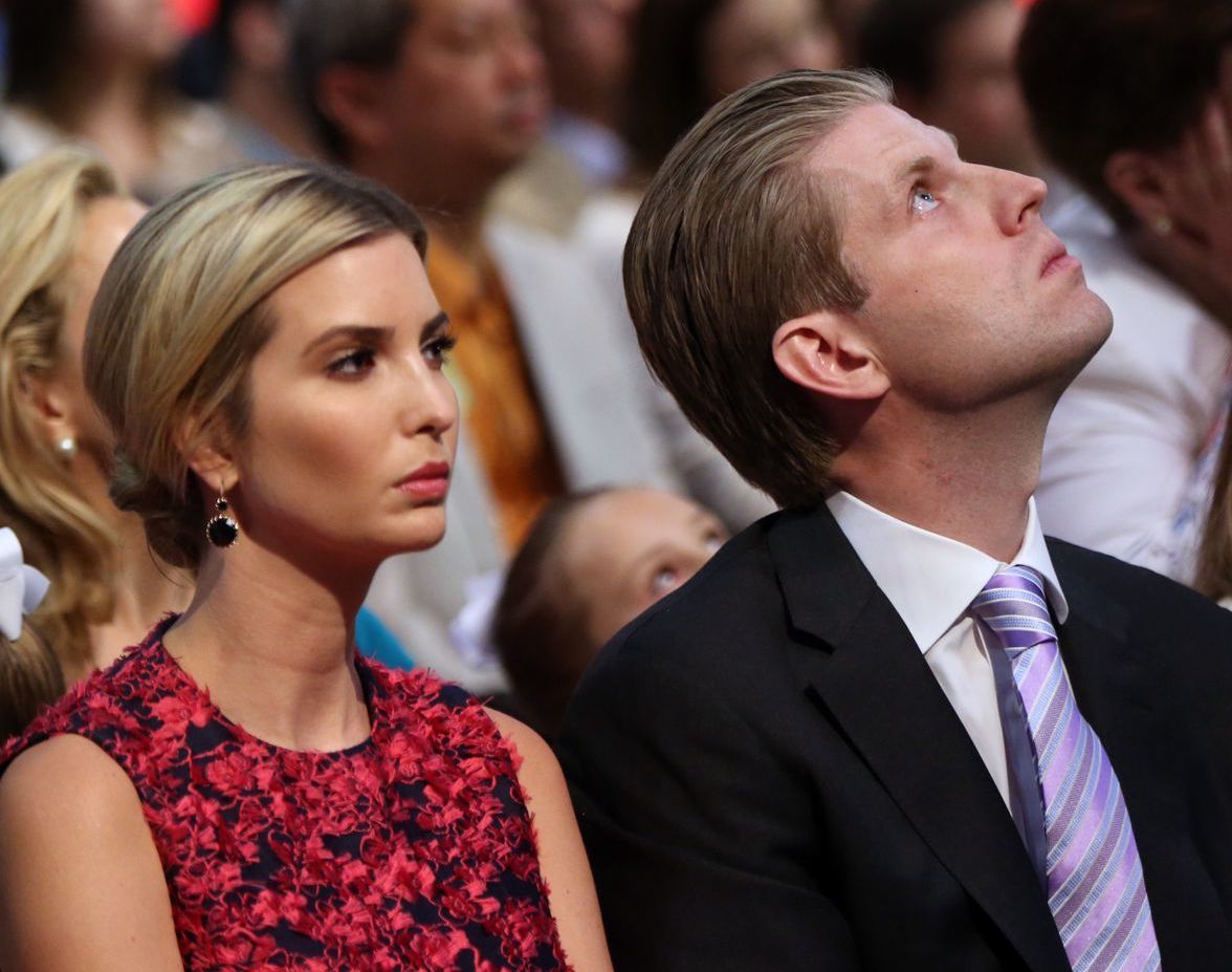 Ivanka Trumpová a jej brat Eric Trump sledujú...