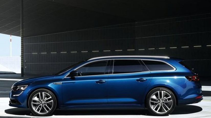 Elegantný profil umocňujú strešné lišty, zadný...