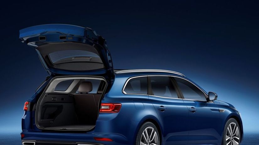 Zadné veko sa otvára a zatvára elektricky....