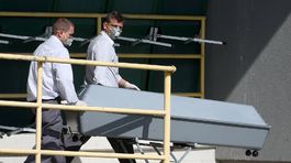 Mŕtvych utečencov nájdených v Rakúsku je 71, začali sa súdne pitvy