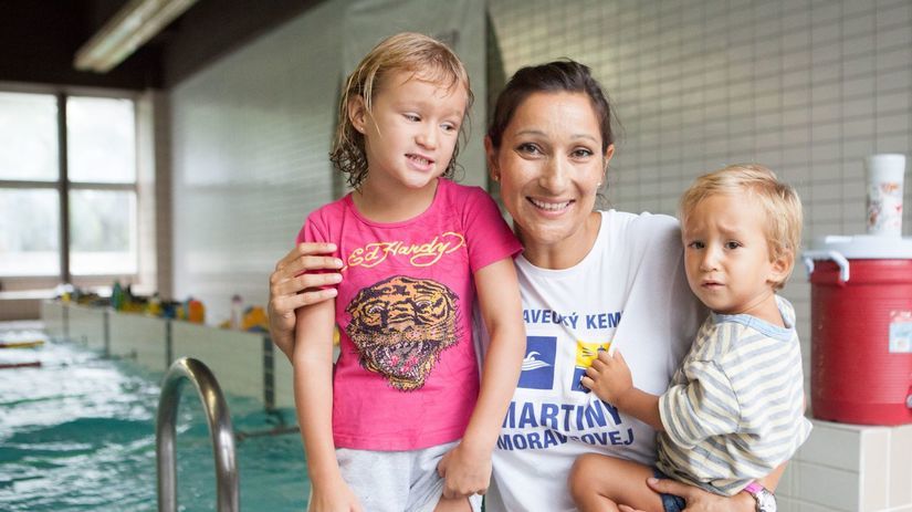 Martina Moravcová s dcérkou Karolínkou a synom...