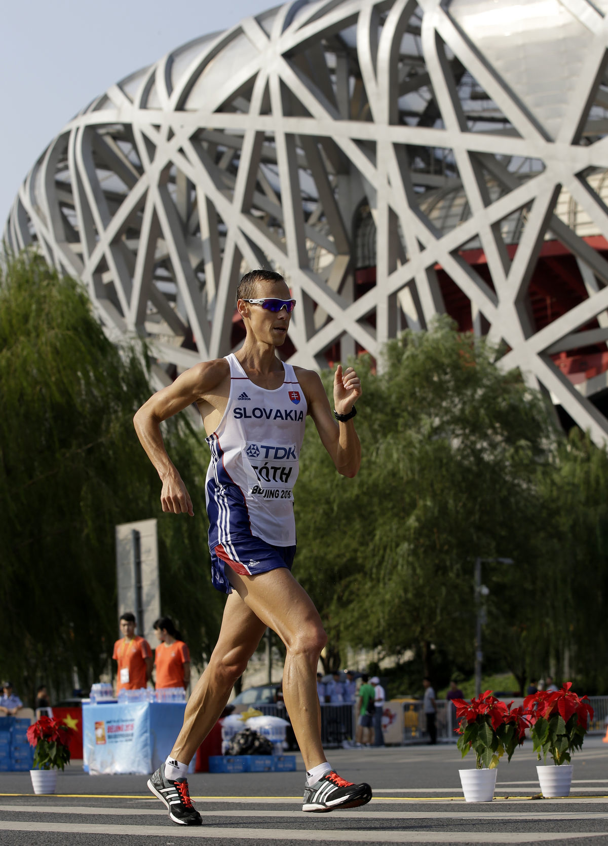 Chodec Matej Tóth pred olympijským štadiónom v...