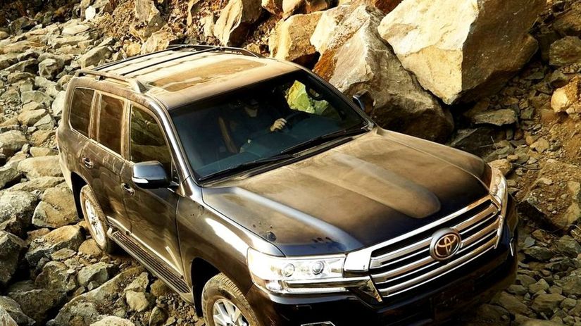 Land Cruiser V8 má úplne novú prednú časť...