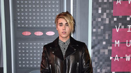 2015 MTV Video Music Awards - Justin Bieber pózuje fotografom na červenom koberci.