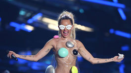 Moderátorka večera Miley Cyrus vystriedala niekoľko divokých a odhaľujúcich kostýmov. 