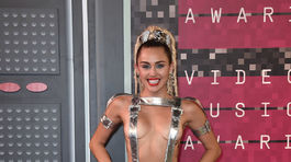 Speváčka a moderátorka večera Miley Cyrus v kreácii od Versace.