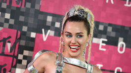 Speváčka Miley Cyrus sa ukázala spredu aj zozadu. 