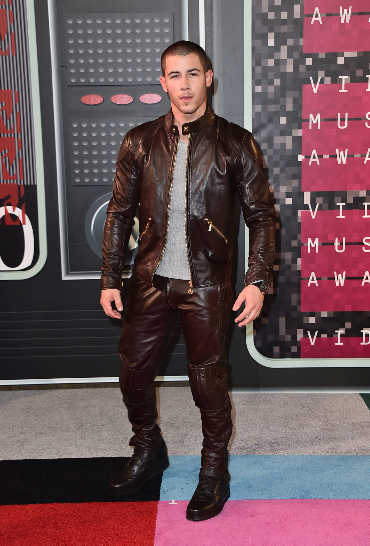 Spevák Nick Jonas prišiel ako muž v koži. 