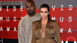 Tehotná celebrita Kim Kardashian v kreácii Balmain. S manželom Kanye Westom.