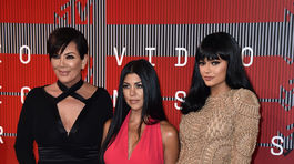 Zľava: Kris Jenner a jej dcéry Kourtney Kardashian (v strede) a Kylie Jenner.