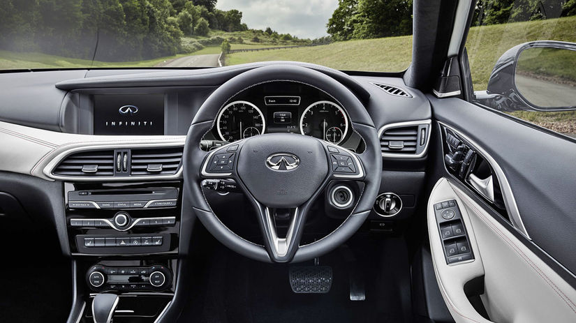 Napriek odlišnému dizajnu palubnej dosky...