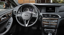 Infiniti Q30: Prvá snímka interiéru odhaľuje príbuznosť s áčkom