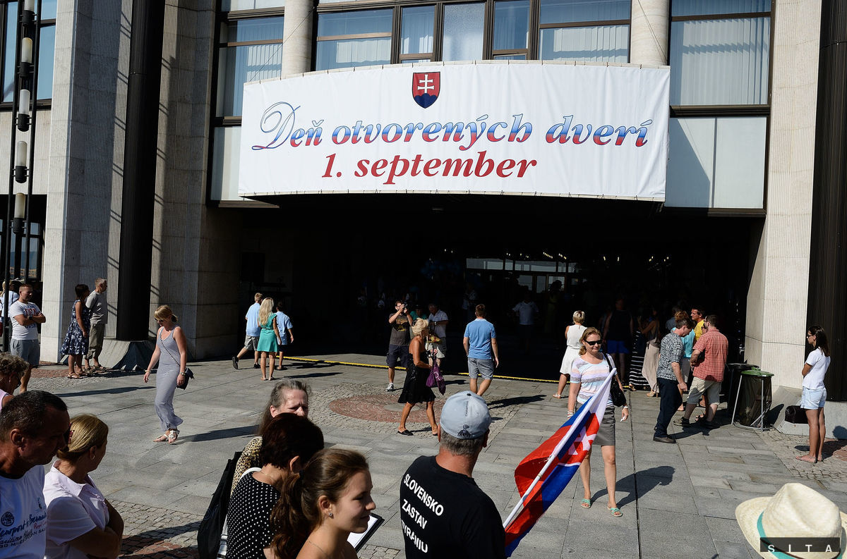 Poslanci v Deň Ústavy SR otvorili dvere...