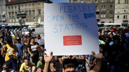 Chaos v Budapešti: Odísť chcú ďalšie tisícky migrantov, bráni im polícia