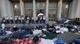 Stanicu v Budapešti naďalej obliehajú stovky migrantov