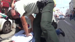 Policajti zadržali Alojza Hlinu, staval múr pred nebankovou spoločnosťou