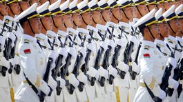 Vojaci čínskej armády v slávnostných uniformách...