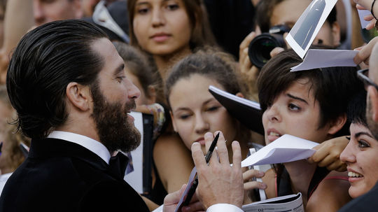  Jake Gyllenhaal sa venuje fanúšikom v...